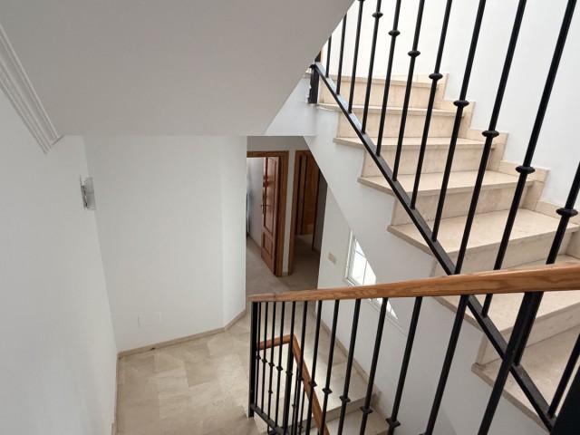 Adosado con 4 Dormitorios  en Riviera del Sol