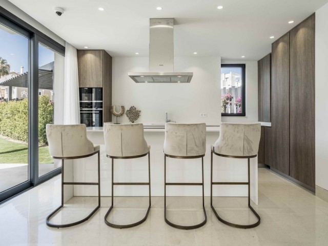 4 Schlafzimmer Villa in New Golden Mile