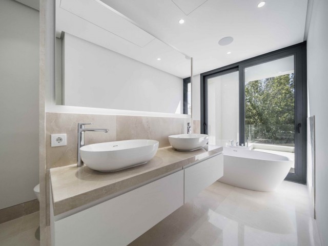 4 Schlafzimmer Villa in New Golden Mile