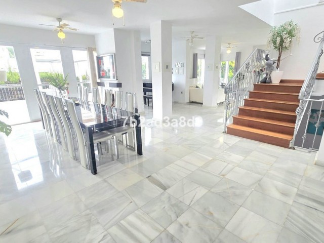 8 Bedrooms Villa in Nueva Andalucía