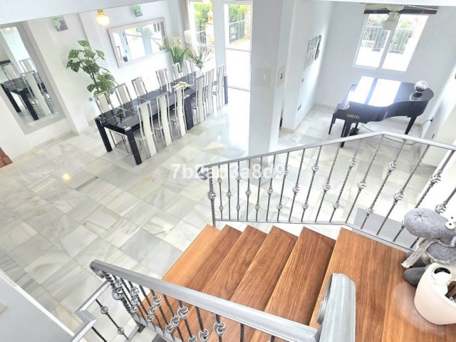 8 Bedrooms Villa in Nueva Andalucía