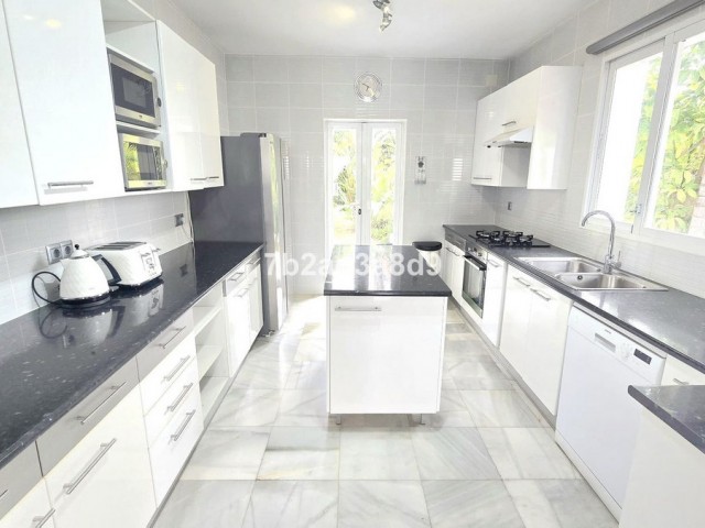 8 Bedrooms Villa in Nueva Andalucía