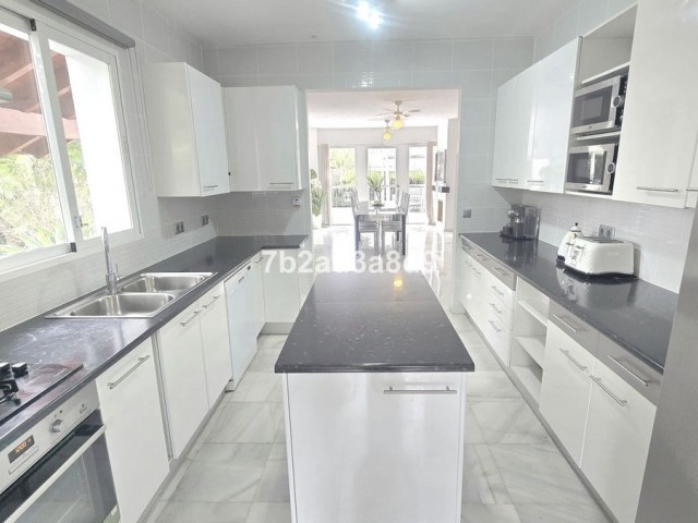 8 Bedrooms Villa in Nueva Andalucía
