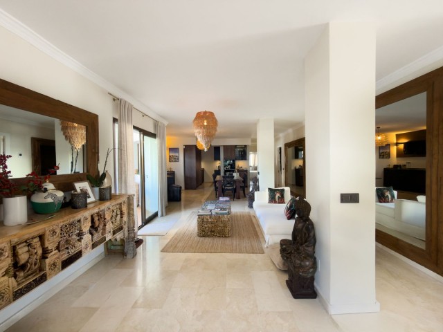 Apartamento con 4 Dormitorios  en Elviria