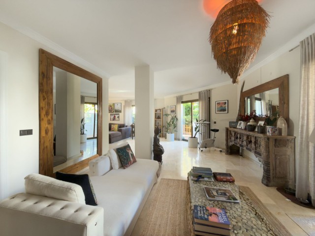 Apartamento con 4 Dormitorios  en Elviria