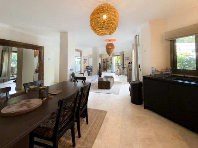 Apartamento con 4 Dormitorios  en Elviria