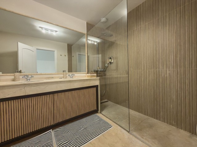 Apartamento con 4 Dormitorios  en Elviria