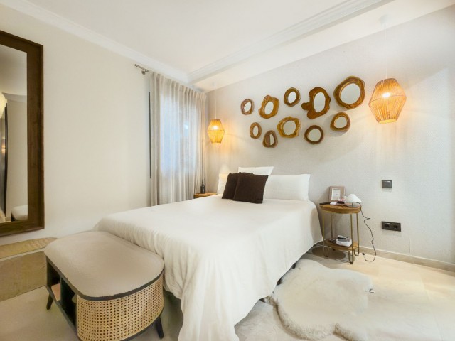 Apartamento con 4 Dormitorios  en Elviria