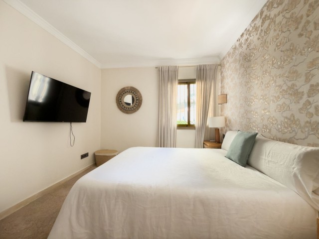 Apartamento con 4 Dormitorios  en Elviria