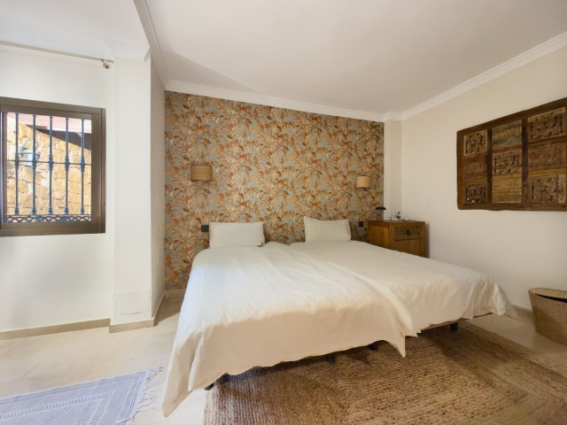 Apartamento con 4 Dormitorios  en Elviria