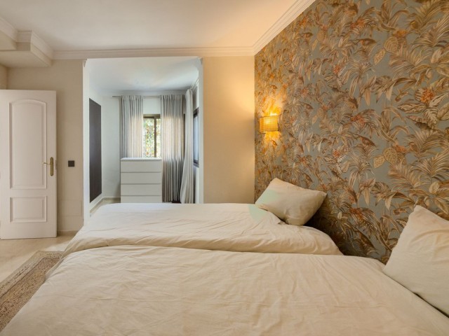 Apartamento con 4 Dormitorios  en Elviria