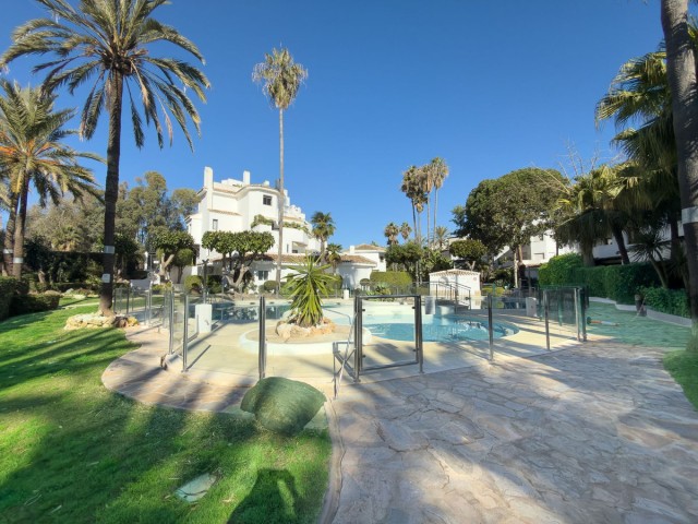 Apartamento con 4 Dormitorios  en Elviria