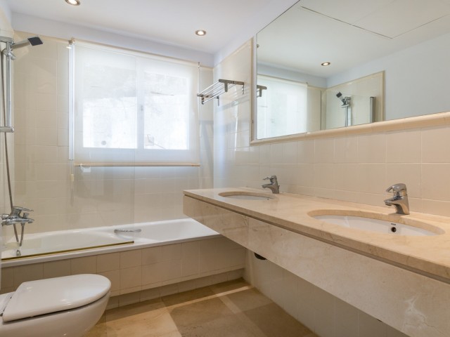 3 Bedrooms Townhouse in Istán