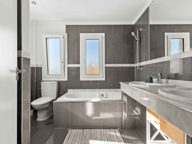 Villa avec 4 Chambres  à Estepona