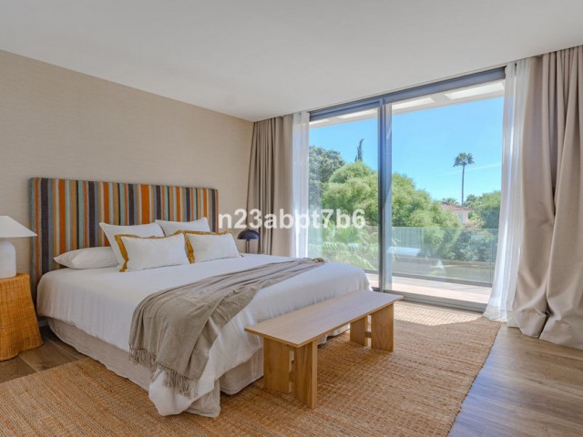 5 Bedrooms Villa in Sotogrande Costa