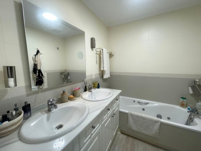 Penthouse avec 2 Chambres  à Estepona