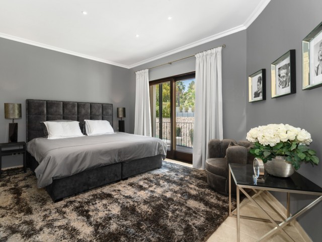 7 Soveroms Villa i Benahavís