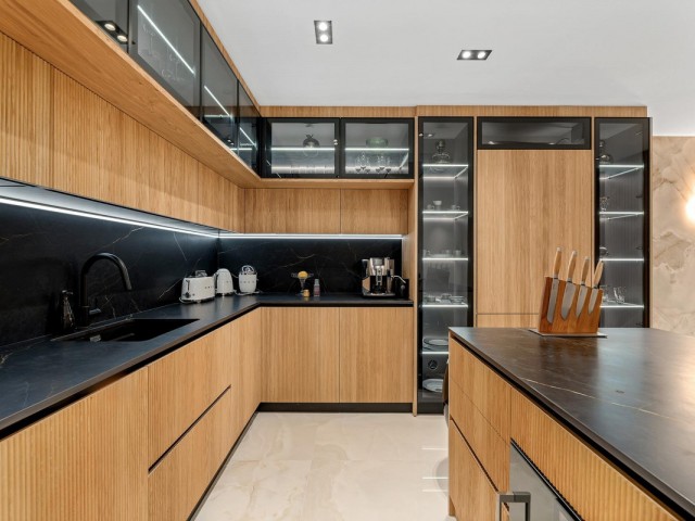 Apartamento con 3 Dormitorios  en Estepona