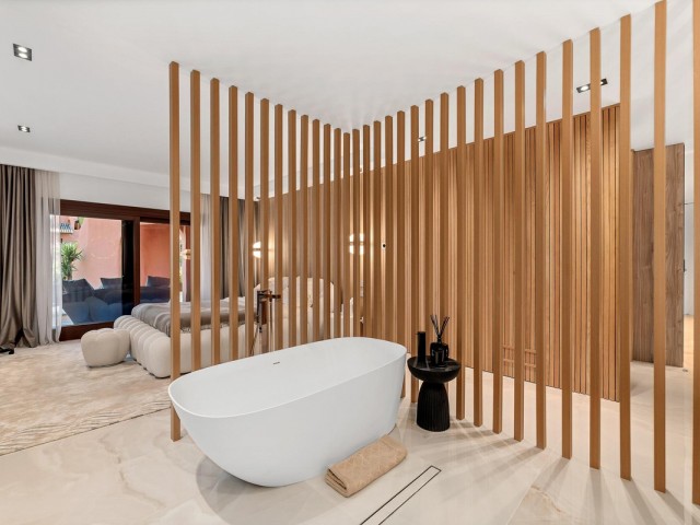 Apartamento con 3 Dormitorios  en Estepona