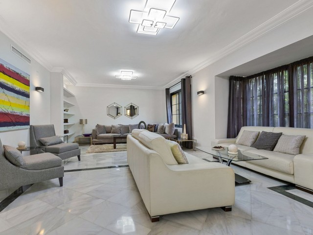 5 Bedrooms Villa in Guadalmina Baja