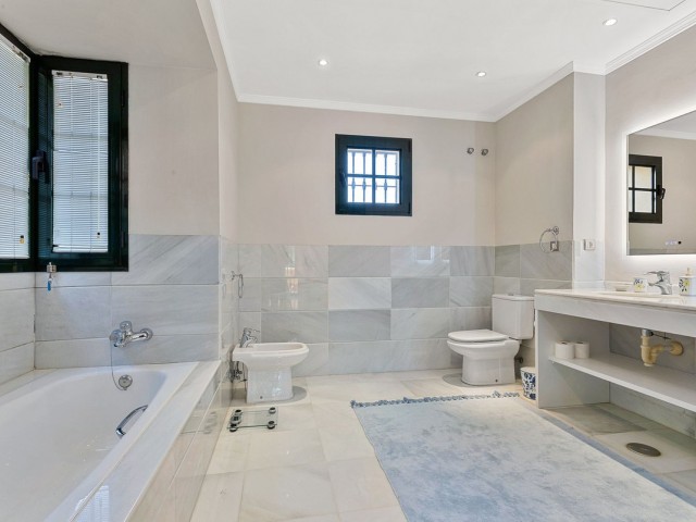 5 Bedrooms Villa in Guadalmina Baja
