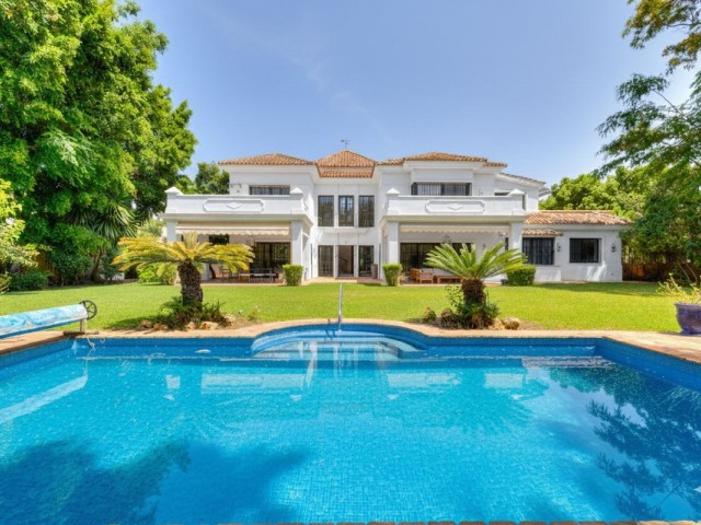 5 Bedrooms Villa in Guadalmina Baja