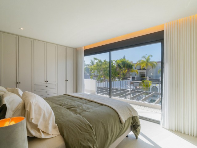 Villa con 6 Dormitorios  en Las Brisas