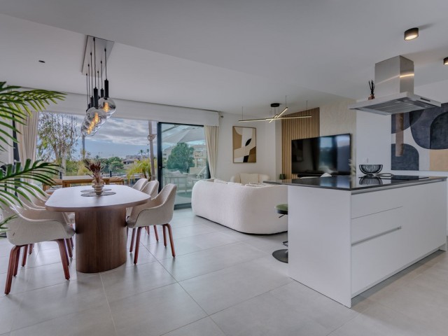 Apartamento con 3 Dormitorios  en Selwo