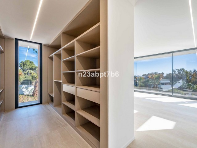 5 Bedrooms Villa in Sotogrande Alto