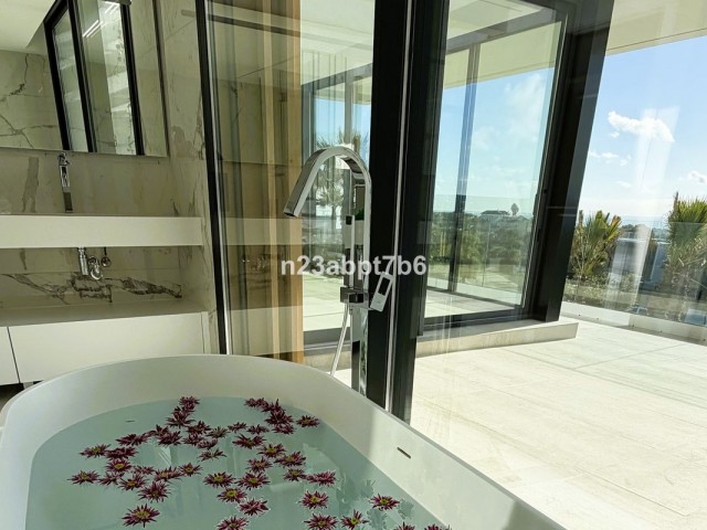 5 Bedrooms Villa in Sotogrande Alto