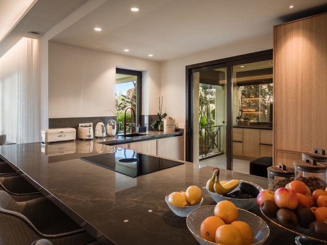 4 Bedrooms Apartment in Nueva Andalucía