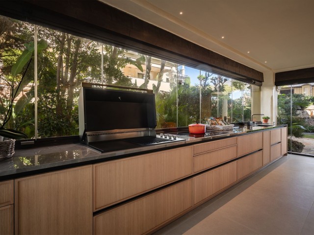 4 Bedrooms Apartment in Nueva Andalucía