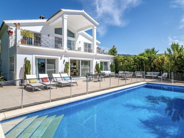 5 Bedrooms Villa in Elviria