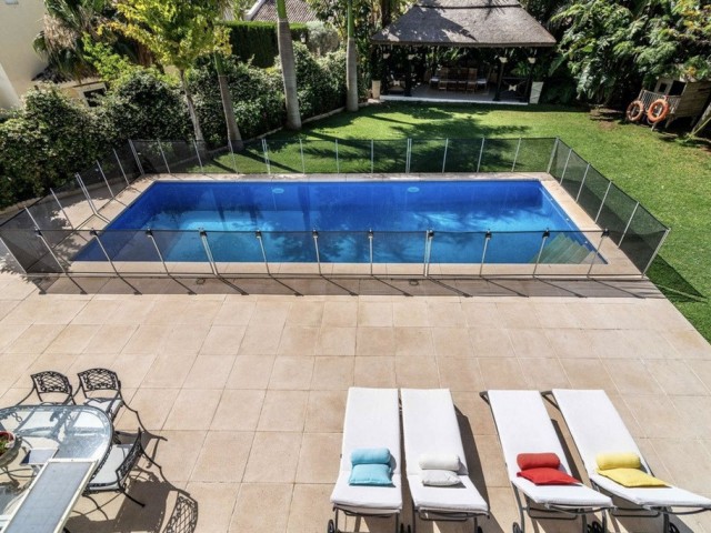 5 Bedrooms Villa in Elviria