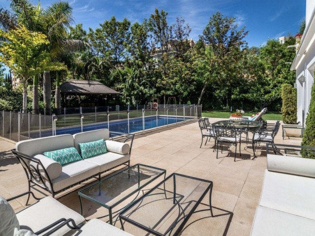 5 Bedrooms Villa in Elviria