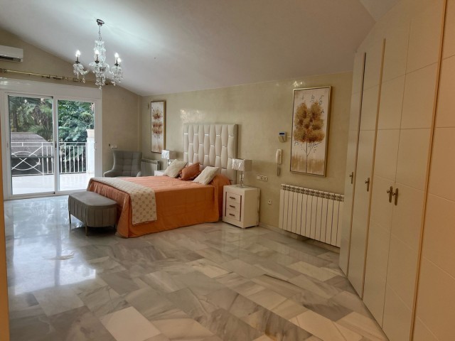 5 Bedrooms Villa in Elviria