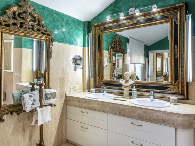 5 Bedrooms Villa in Elviria