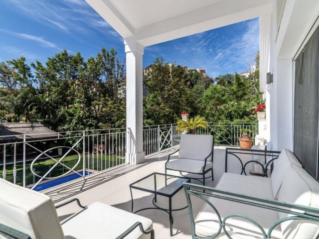 5 Bedrooms Villa in Elviria