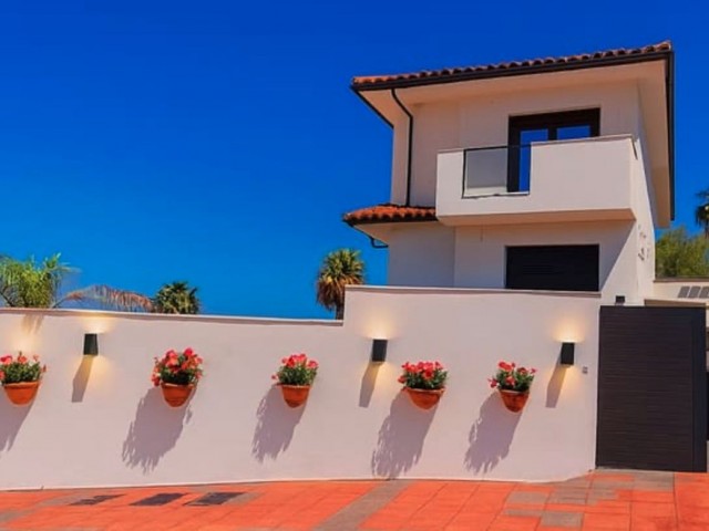 3 Bedrooms Villa in La Duquesa