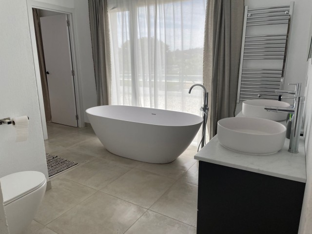 3 Bedrooms Villa in Estepona