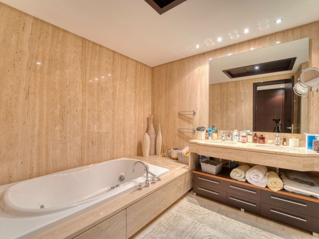 2 Bedrooms Apartment in Nueva Andalucía