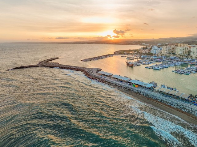 Adosado con 4 Dormitorios  en Estepona