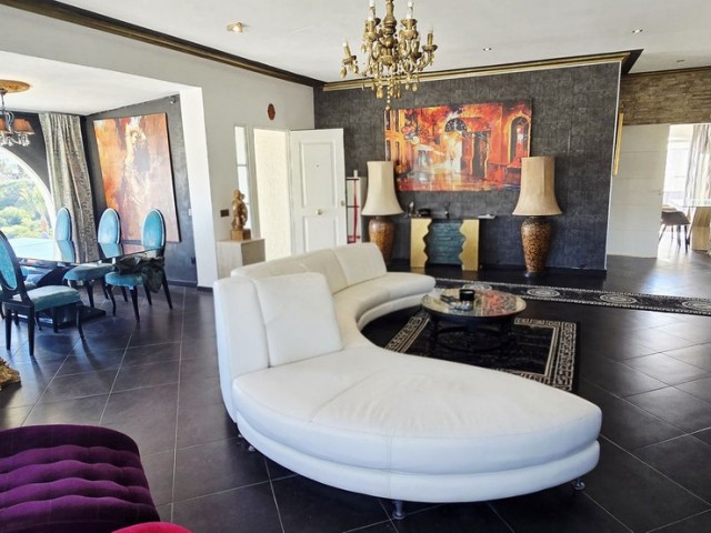 5 Bedrooms Villa in Mijas Costa