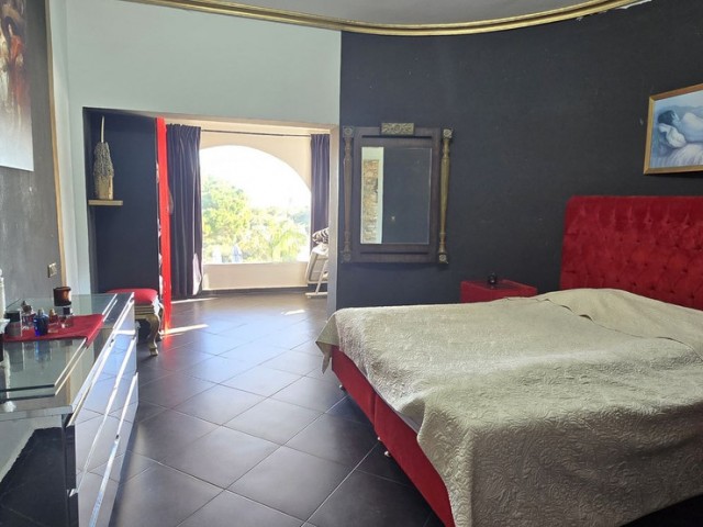 5 Bedrooms Villa in Mijas Costa