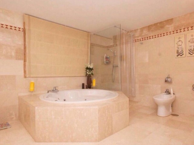 4 Schlafzimmer Apartment in Nueva Andalucía