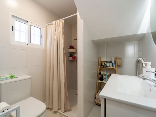 Adosado con 5 Dormitorios  en Marbella