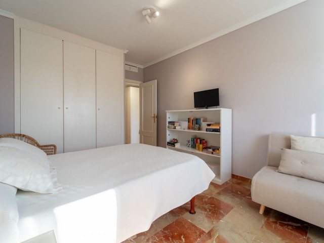 Adosado con 5 Dormitorios  en Marbella