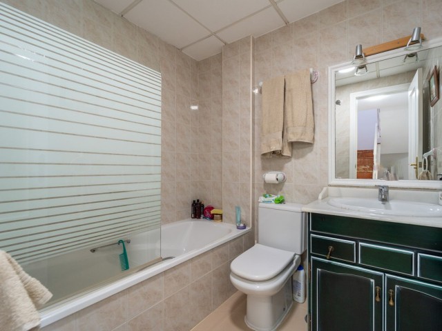 Adosado con 5 Dormitorios  en Marbella