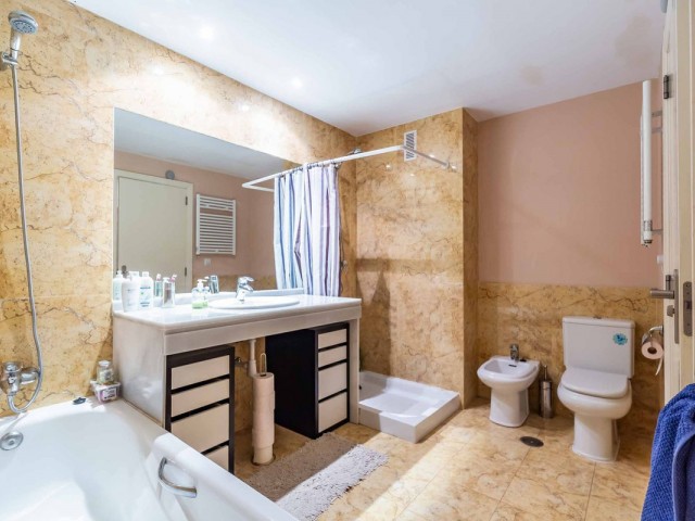 2 Bedrooms Apartment in Calahonda