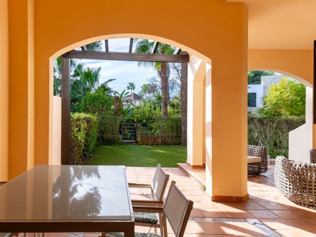 Apartamento con 2 Dormitorios  en Puerto Banús